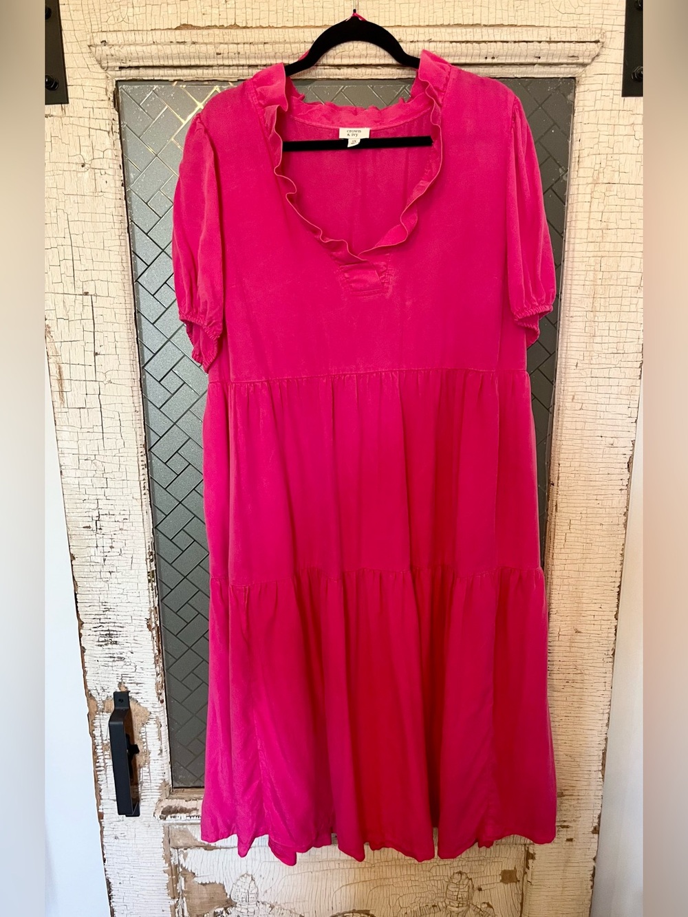 crown & ivy Bright Pink Ruffle-Neck Tiered Midi Dress